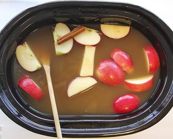  За бърза карамелизация на ябълки можете да използвате бавната готварска печка.