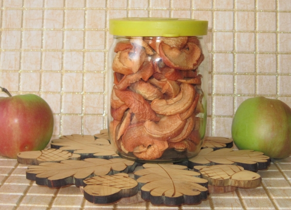  Сушените ябълки съдържат витамини, макро и микронутриенти, които са полезни за хората.